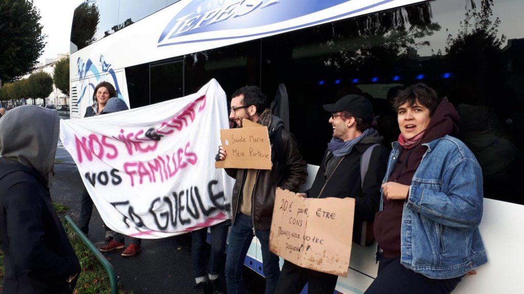 Caen : un bus de pèlerins catholiques attaqué par un groupuscule cagoulé B%C3%A9reng%C3%A8re-Tess%C3%A9-%C3%A0-droite-co-presidente-de-lasso-1024x576